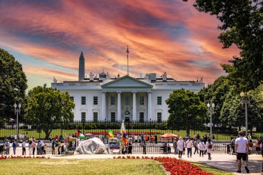 Washington DC, ABD: 2 Haziran 2023: Amerikan başkentinin turuncu ve kırmızımsı şafağındaki ünlü Beyaz Saray ve başkanın resmi ikametgahı