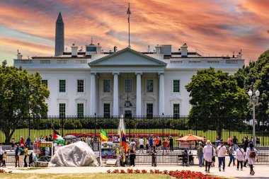 Washington DC, ABD: 2 Haziran 2023: Amerika 'nın başkenti ve başkanın ikametgahının turuncu ve kırmızımsı gün batımında ünlü Beyaz Saray.