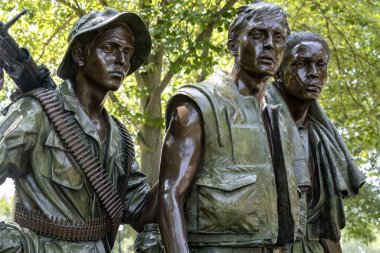 Washington 'daki Ulusal AVM' de İspanyol, Kafkas ve Afrikalı Amerikalıların ünlü bronz heykeli Vietnam Savaşı savaşçılarını onurlandırıyor..