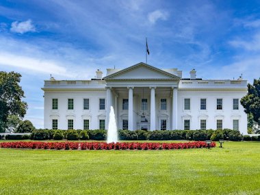 Beyaz Saray, ABD 'deki mavi ve güneşli gökyüzünün altında, Washington DC' deki Amerikan başkanının resmi ve meskun binası..
