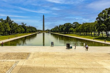 Washington DC, ABD; 2 Haziran 2023: Yansıtma havuzu ve Washington dikilitaşı ABD başkentindeki National Mall 'da suya yansıdı.