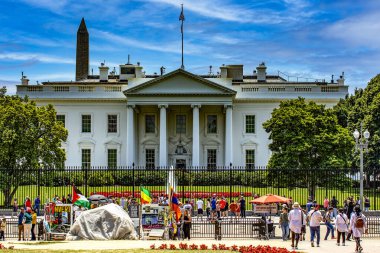 Amerika Birleşik Devletleri Başkanı 'nın, ünlü Beyaz Saray' ın önündeki halk ve protestocular, Washington DC 'deki arka planda Washington Anıtı (ABD)):