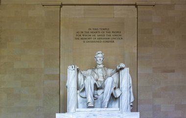 Abraham Lincoln Anıtı, daha çok bilinen adıyla Lincoln Anıtı, Washington DC 'deki National Mall' da bulunan 16. Amerikan başkanının beyaz mermer heykeli.).