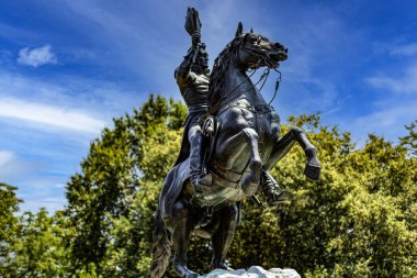 Andrew Jackson 'ın Beyaz Saray önündeki Lafayette Meydanı' ndaki at sırtındaki anıtı ve Washington DC 'deki ünlü dikilitaş, ABD.