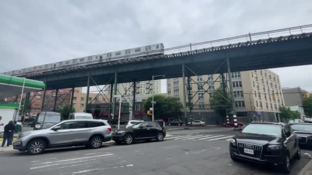 2024 뉴욕시의 유명한 브롱크스 자치구에서 트랙에서 실행되는 전형적인 — 비디오