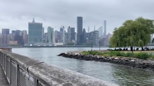 Blick Auf Die New Yorker Skyline Von Der Steinklippe Pier — Stockvideo