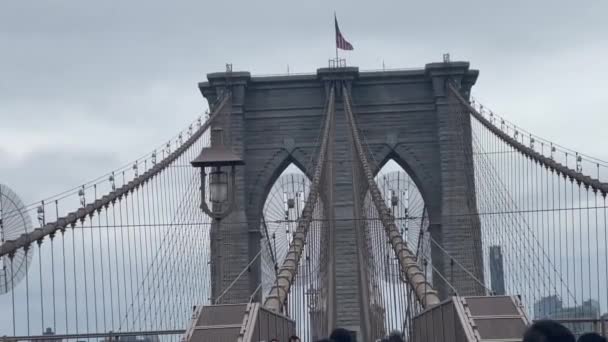2024年1月5日 美国纽约市连接曼哈顿和布鲁克林两个行政区的著名而神奇的布鲁克林大桥 — 图库视频影像