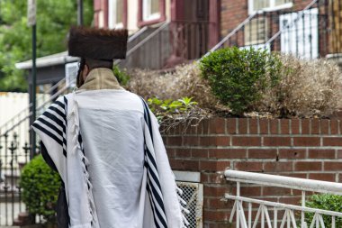 Amerika Birleşik Devletleri 'nin en büyük Yahudi topluluklarından birinin evi olan New York' taki Williamsburg mahallesinde yürüyen bir ortodoks Yahudi..