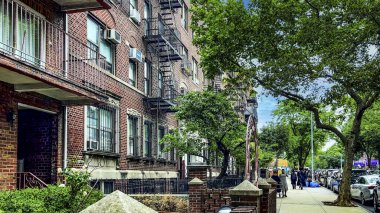 New York, ABD; 5 Ocak 2024: ABD ve dünyanın en büyük Ortodoks Yahudi topluluklarından birine ev sahipliği yapan Büyük Elma 'nın Williamsburg mahallesinde gezinmek.