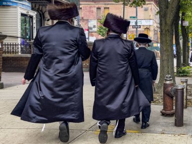 New York, ABD; 3 Haziran 2023: Brooklyn 'in Williamsburg mahallesinde yürüyen Ortodoks Yahudileri, New York' taki en çarpıcı çatışmalardan birine tanık olacaksınız..