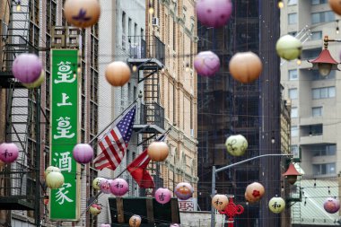 Çin Mahallesi 'nin tipik dekorasyonu, çok canlı bir semt ve fenerlerle dolu, Çin Yeni Yılı' nın New York 'ta kutlandığı Asya kültüründen etkilenmiş.).