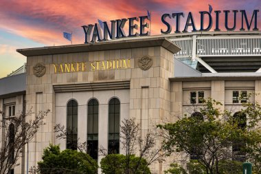 New York, ABD; 3 Haziran 2023: Bronx 'taki Yankee Stadyumu' na giriş ve imza, gündoğumunda güzel bir gökyüzü olan en büyük ve en iyi beyzbol sahalarından biri..