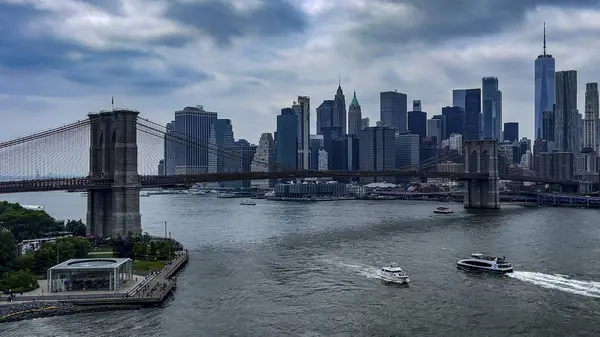 New York 'ta (ABD) Manhattan ve Brooklyn ilçelerini birbirine bağlayan ve Doğu Nehri üzerinde yer alan Brooklyn Köprüsü.