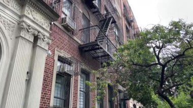 Brooklyn 'deki Williamsburg Ortodoks Yahudi mahallesine özgü acil durum merdivenleri olan apartman bloğunda New York' ta büyük bir Yahudi cemaati (ABD).