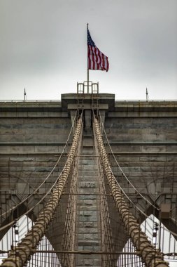 Brooklyn Köprüsü 'nün New York' taki Manhattan ve Brooklyn ilçelerini birbirine bağlayan dikey fotoğrafı. 1889 yılına kadar dünyanın en büyük asma köprüsü oldu..