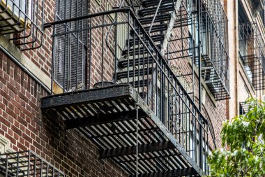 New York 'ta büyük bir Yahudi cemaati olan Williamsburg, Brooklyn' deki ortodoks Yahudi mahallesindeki tipik bir acil durum merdiveninin panoramik görüntüsü (ABD)).