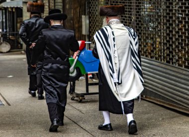 Brooklyn 'in Williamsburg mahallesindeki üç ortodoks Yahudi erkek, New York' taki en çarpıcı zıtlıklardan birine tanık olacaksınız.).