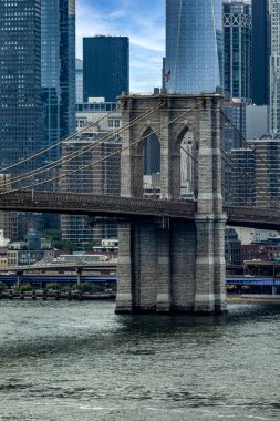New York 'taki (ABD) Manhattan ve Brooklyn ilçelerini birbirine bağlayan Brooklyn Köprüsü' nün dikey fotoğrafı, bu köprü New York 'taki en ünlü ve iyi bilinen köprülerden biridir..