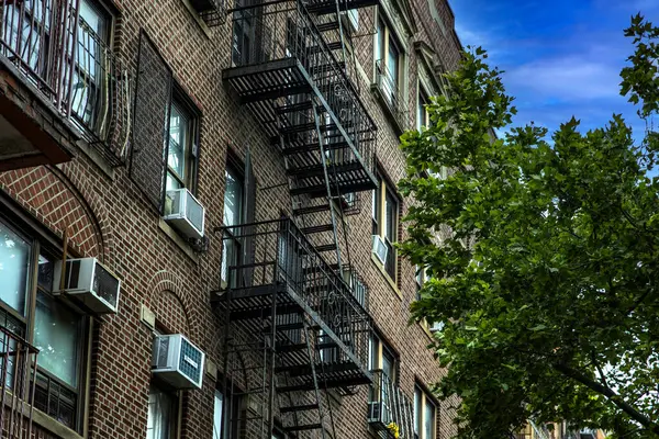 New York 'ta büyük bir Yahudi cemaatinin bulunduğu Brooklyn' deki Williamsburg Ortodoks Yahudi mahallesinin tipik kırmızı tuğla evleri ve acil durum merdivenleri (ABD).