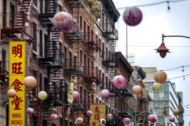 New York, ABD; 3 Haziran 2023: Çin Yeni Yılı 'nın fenerler ve renkli ışıklarla kutlandığı New York Çin Mahallesi' nin tipik cephesi ve dekorasyonu.