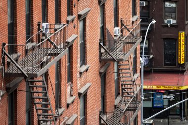 New York, ABD; 3 Haziran 2023: Büyük Elma 'nın Çin Mahallesi' nin yürüyen merdivenleriyle tipik tuğla cephe, Asya kültürüne özgü restoran ve mağazalarla dolu bir yer..