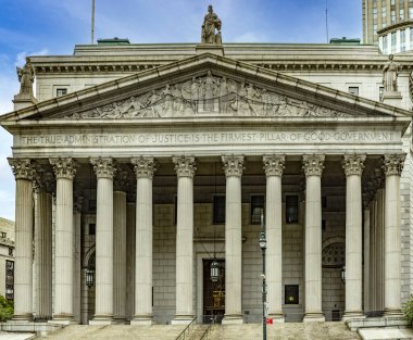 New York Eyaleti Anayasa Mahkemesi 'nin ünlü ve görkemli binası, güzel bir gökyüzü ve güneşli bir günün altında, New York City' de yer almaktadır..