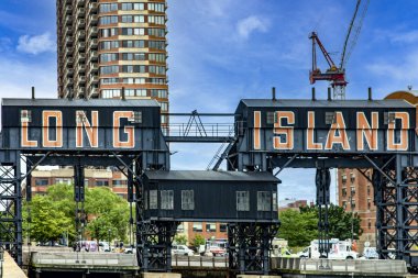 New York, ABD; 3 Haziran 2023: Güneşli güzel bir gün ve Manhattan 'ın doğu yakasından yayılan bulutlu mavi gökyüzü ile Long Island iskelesi, gezinti ve film seti için ideal bir yerdir..