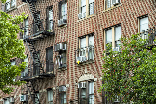 Block of single-family apartments in the Williamsburg neighborhood in New York (USA), home to one of the largest Orthodox Jewish communities in the United States of America.