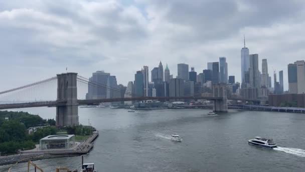 ニューヨーク市のマンハッタンとブルックリン地区を結ぶブルックリン橋 アメリカ合衆国 はイースト川を渡っている — ストック動画