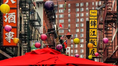 New York, ABD; 4 Ocak 2024: Çin mahallesi, birçok Çin restoranı, içki dükkanı ve neon ışıkları ile hareketli.