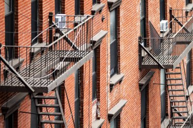 Çin Mahallesi 'nin merdivenleri ile tipik bir tuğla cephe New York (ABD), restoran ve mağazalarla dolu bir yer tipik Asya kültürü.