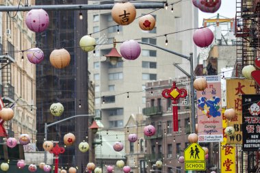 New York, ABD; 3 Haziran 2023: Çin Mahallesi 'nin panoramik manzarası, Çin Yeni Yılı' nın kutlandığı kalabalık, fener yüklü, Asya 'dan etkilenen mahalle.