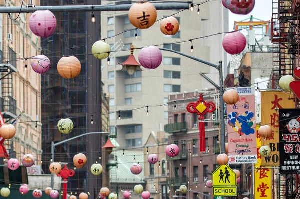 New York, ABD; 3 Haziran 2023: Çin Mahallesi 'nin panoramik manzarası, Çin Yeni Yılı' nın kutlandığı kalabalık, fener yüklü, Asya 'dan etkilenen mahalle.