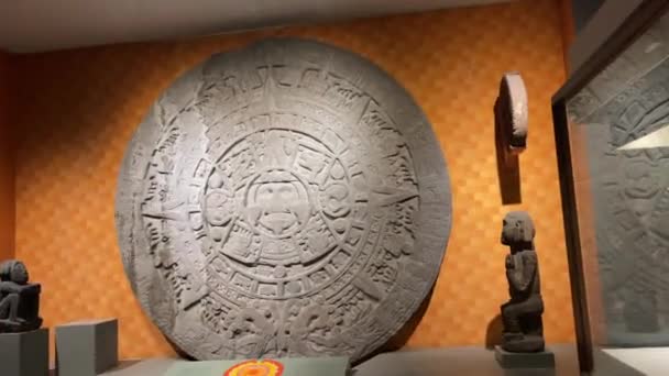 Πέτρινα Γλυπτά Αντικείμενα Σκεύη Και Ημερολόγιο Αζτέκων Ενός Από Τους — Αρχείο Βίντεο