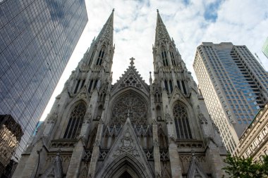 St. Patrick Katolik katedrali neo-gotik tarzda dekore edilmiştir, New York 'un göbeğindeki Büyük Elma' nın kalbinde, Manhattan şehir merkezinde yer almaktadır (ABD).).