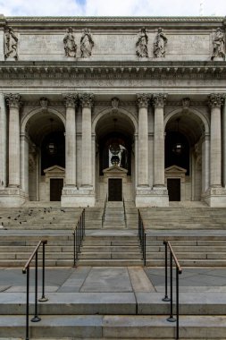 New York Halk Kütüphanesi dünyadaki en önemli kütüphanelerden biridir ve Amerika 'da daha fazla içeriği vardır. Çok sayıda kitaba sahip olmak ve filmler için ayar olması ile karakterize edilir.