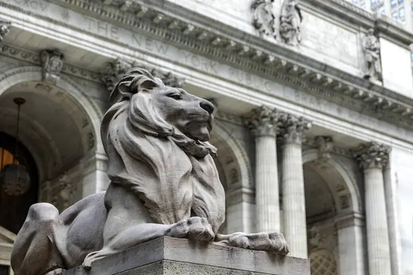 New York, ABD; 4 Haziran 2023: New York kütüphanesini koruyan mermer aslan çok sayıda kitap içerir ve sinema için ayarlama olmuştur.