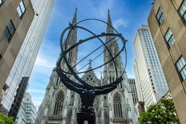 Beşinci Cadde 'deki St. Patrick Katedrali' ne bakan dev Atlas 'ın bronz heykeli, Manhattan, New York' un kalbinde (ABD)).