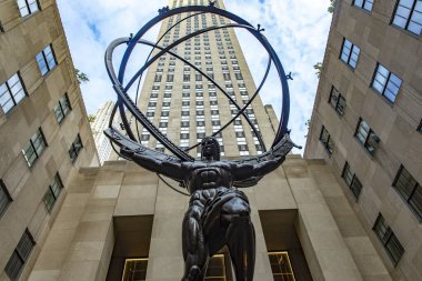 New York, ABD; 4 Haziran 2023: Atlas, New York 'ta Manhattan' da bulunan ve Rockefeller Center 'ın arka planında bulunan bir bronz heykel.).