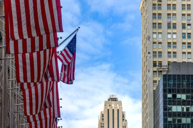New York 'un kalbinde, Manhattan' ın tipik ve popüler binalarında Amerikan bayrakları dalgalanıyor.).