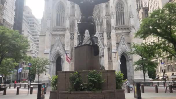 2024年1月26日 巨像图集是一座青铜雕像 位于纽约市新哥特式天主教大教堂前 — 图库视频影像