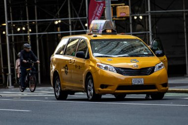 New York, ABD; 4 Haziran 2023: Manhattan 'ın ortasına park etmiş sarı taksi (ABD)).