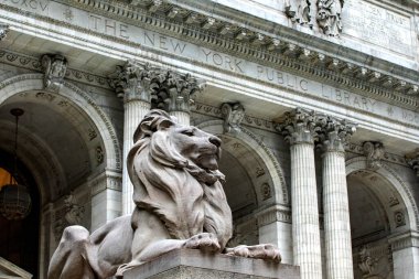 Girişteki bir aslan ve New York halk kütüphanesini korumak dünyadaki en önemli şeylerden biridir ve Amerika ve dünyanın daha fazla içeriğine sahiptir..