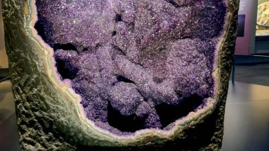 New York, ABD; 24 Ocak 2024: Manhattan 'daki Amerikan Doğal Tarih Müzesi' nde sergilenen güzel mineral taşı.
