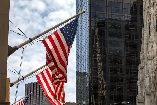 Manhattan 'da tipik Amerikan bayrakları dalgalanıyor, bu New York şehrindeki tipik bir New York süslemesidir (ABD).).