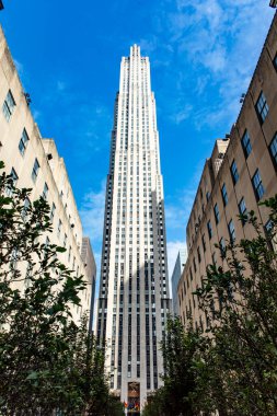 New York, ABD; 4 Haziran 2023: Ünlü, ikonik ve büyük Rockefeller Center binasının panoramik manzarası 48. ve 51. caddeler arasında yer almaktadır..