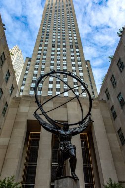 New York, ABD; 4 Haziran 2023: Atlas, New York 'un merkezindeki Manhattan' da bulunan Uluslararası Bina 'nın avlusunda bulunan Rockefeller Center binasının önünde bulunan bronz bir heykel..