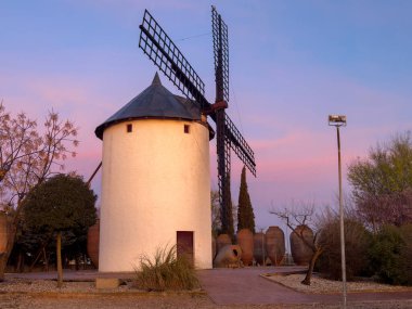 Villarrobledo 'ya giriş İspanya' nın ortasında yer alan bu La Mancha kasabasında tipik bir yel değirmeni ve Don Kişot bulunur..