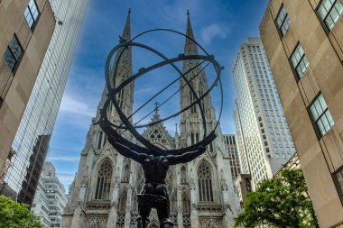 New York, ABD; 4 Haziran 2024: Büyük Atlas 'ın bronz heykeli, Beşinci Cadde' deki St. Patrick Katedrali 'ne bakıyor ve bakıyor.).