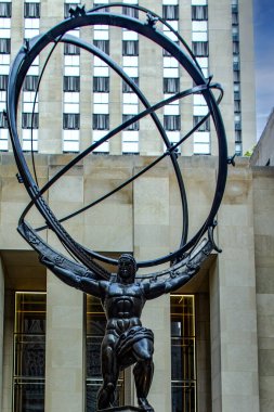 New York, ABD; 4 Haziran 2023: Atlas, Rockefeller Center 'da New York' ta Manhattan 'da bulunan Uluslararası Bina' nın avlusunda bulunan bronz bir heykel..